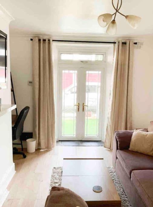 Lovely Two Bedroom Apartment, With Private Garden! توركواي المظهر الخارجي الصورة